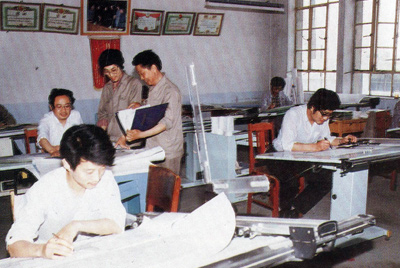 從1984年第一季度到抓管理上登記全面提高企業(yè)素質(zhì)驗(yàn)收前，采取分線檢查、總結(jié)成績、找出差距、提出措施、限期整改的方法，使各項(xiàng)工作在整頓中鞏固提高，在鞏固提高中進(jìn)行再整頓，再提高。