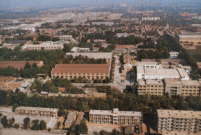 推土機(jī)總廠本部廠區(qū)。山東推土機(jī)總廠建立時(shí)，固定資產(chǎn)原值為2569萬元，占地面積為517538平方米，建筑面積為170861平方米。