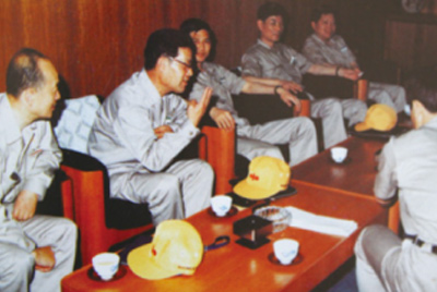 為了學(xué)習(xí)外國先進(jìn)技術(shù)和管理方法，前往引進(jìn)技術(shù)與設(shè)備的國家進(jìn)行實(shí)地考察。薛仲光廠長在日本。