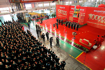推土機(jī)事業(yè)部總裝工廠隆重舉行推土機(jī)第50000臺下線慶典儀式。這一激動(dòng)人心的歷史時(shí)刻標(biāo)志著50000臺不僅僅是一個(gè)數(shù)量的積累，更是山推管理水平、生產(chǎn)規(guī)模、制造技術(shù)、研發(fā)能力、銷售能力等綜合能力的體現(xiàn)，標(biāo)志著山推推土機(jī)產(chǎn)業(yè)整體實(shí)力進(jìn)一步增強(qiáng)，是從量變到質(zhì)變的飛躍。