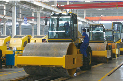 2002年2月，由履帶廠開發(fā)研制的YZ18液壓振動(dòng)壓路機(jī)，順利下線。