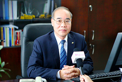 張秀文董事長在接受中國山東網(wǎng)專題采訪時(shí)，就公司踐行“厚道魯商”倡樹行動(dòng)進(jìn)行回答，介紹了山推把“仁義、誠信、厚道”的文化精髓融入到生產(chǎn)經(jīng)營的全過程的典型做法和“誠敬做產(chǎn)品，誠信做企業(yè)”的經(jīng)營理念，在工程機(jī)械行業(yè)樹立起了“厚德堅(jiān)韌”的山東國企形象