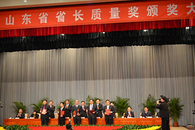 1月11日，山東省第三屆省長質(zhì)量獎(jiǎng)表彰大會(huì)在山東省政府禮堂召開。