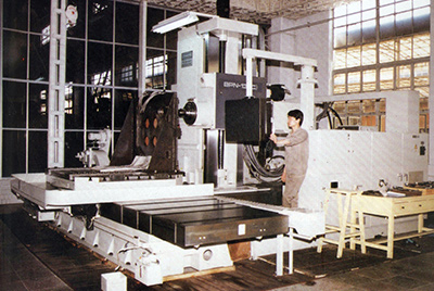 BPN-13B(R4)數(shù)控臥式加工中心。廠房擴(kuò)建加大，設(shè)備填平補(bǔ)齊，增加精、大、稀設(shè)備，新上生產(chǎn)線，提高企業(yè)裝備素質(zhì)，使山推廠成為名副其實(shí)的大馬力推土機(jī)生產(chǎn)廠。
