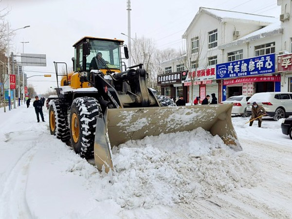 除雪保暢，山推鐵肩道義勇?lián)厝危? /> 
            <div   id=