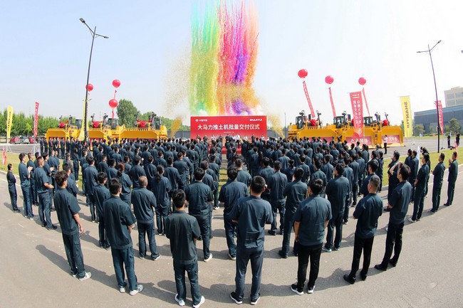 5月17日，山推向中煤平朔集團(tuán)一次性交付六臺中國最大馬力推土機(jī)。